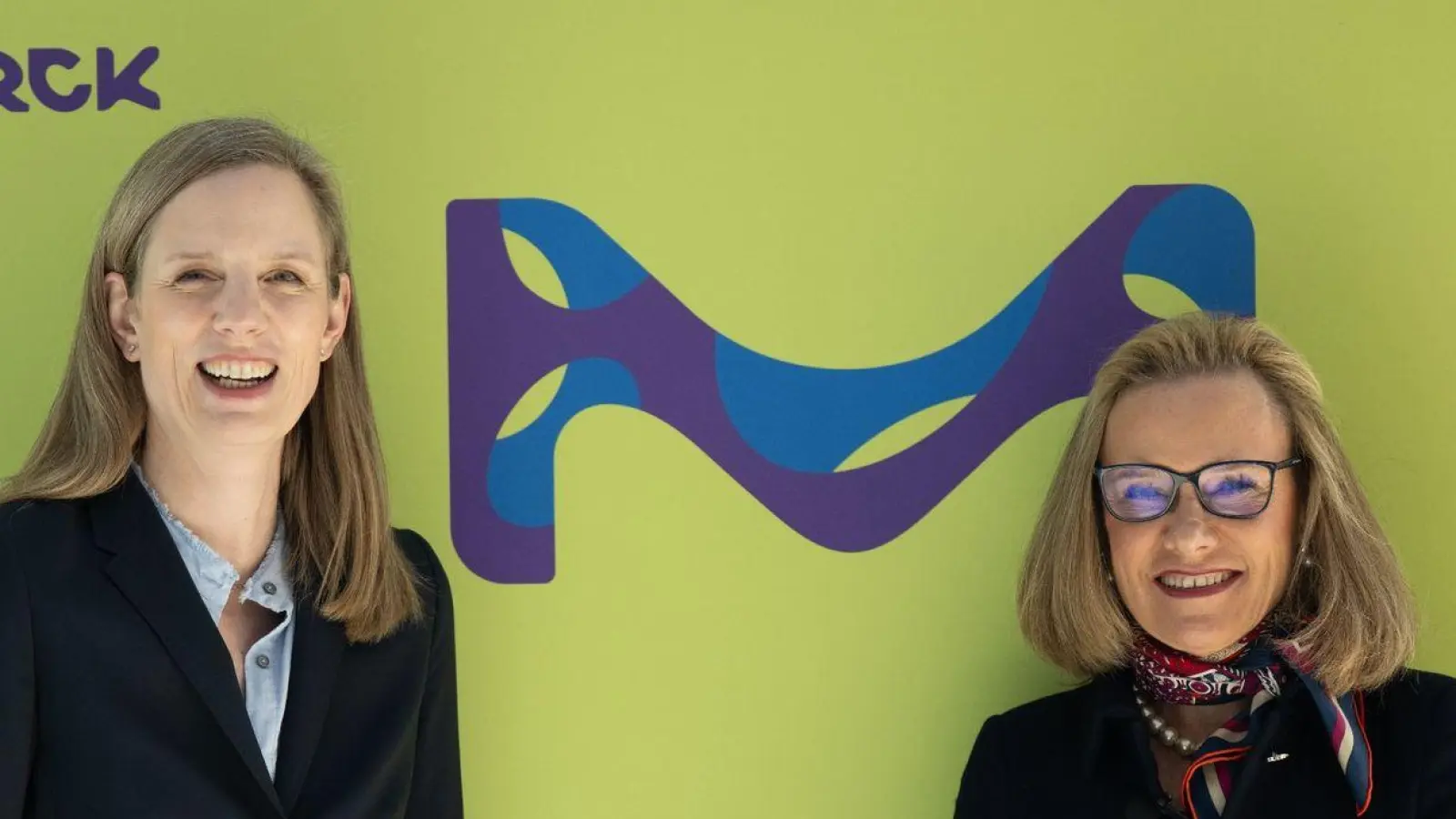 Vorstandschefin Belen Garijo (r.) und Helene von Roeder, Mitglied der Geschäftsleitung und Finanzvorständin bei Merck. (Foto: Arne Dedert/dpa)