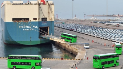 Im Hafen der chinesischen Stadt Yantai werden elektrische Doppeldeckerbusse für den Export verschifft. (Archivbild) (Foto: Tang Ke/XinHua/dpa)