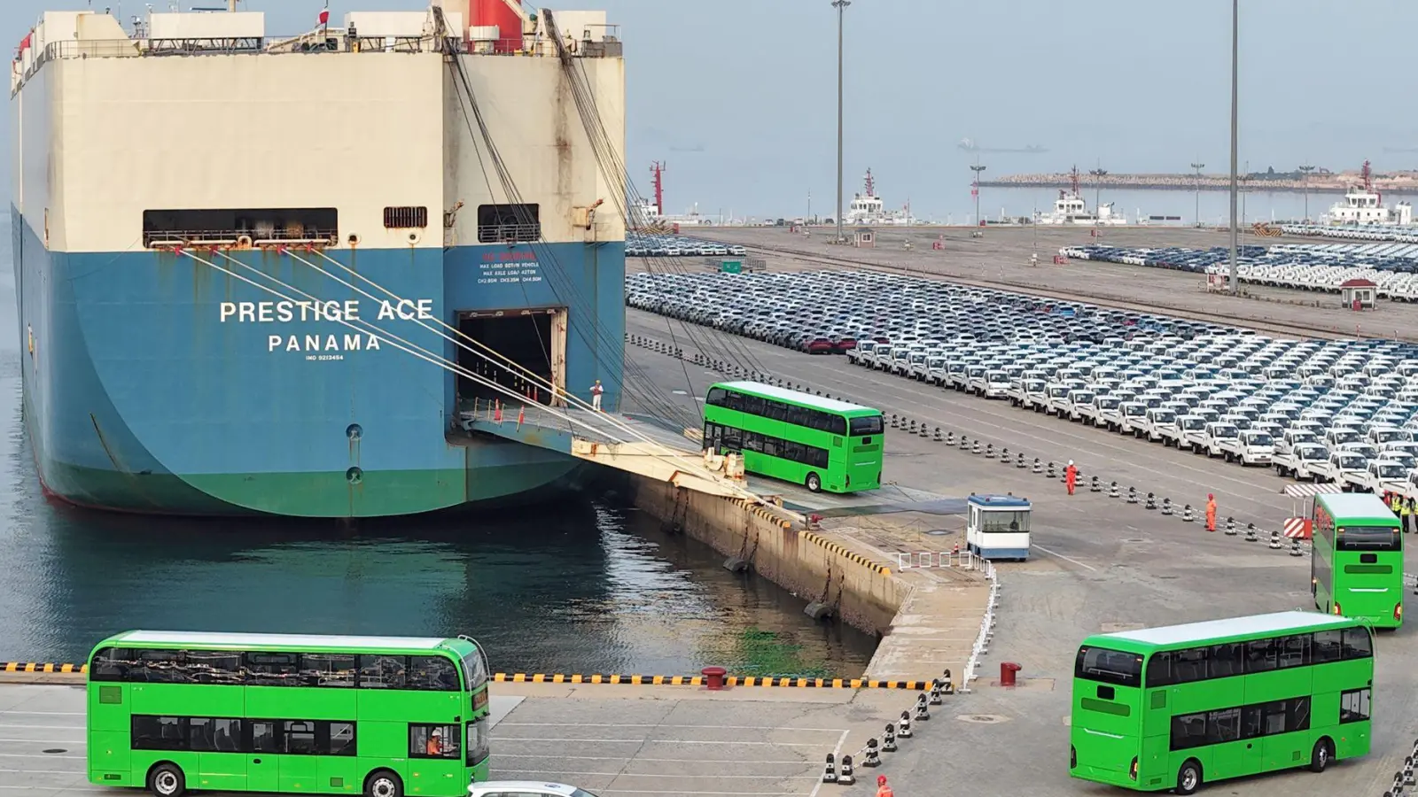 Im Hafen der chinesischen Stadt Yantai werden elektrische Doppeldeckerbusse für den Export verschifft. (Archivbild) (Foto: Tang Ke/XinHua/dpa)