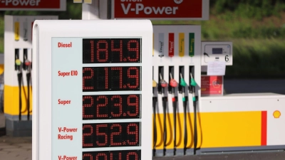 Die Preistafel an einer Shell-Tankstelle an der Autobahn 59 zeigt für Diesel einen Preis von 1,849 Euro pro Liter an. (Foto: dpa)