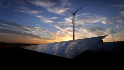 Solarstrom legt in Deutschland weiter zu - die Stromerzeugung von Windrädern ging zurück. (Foto: Karl-Josef Hildenbrand/dpa)