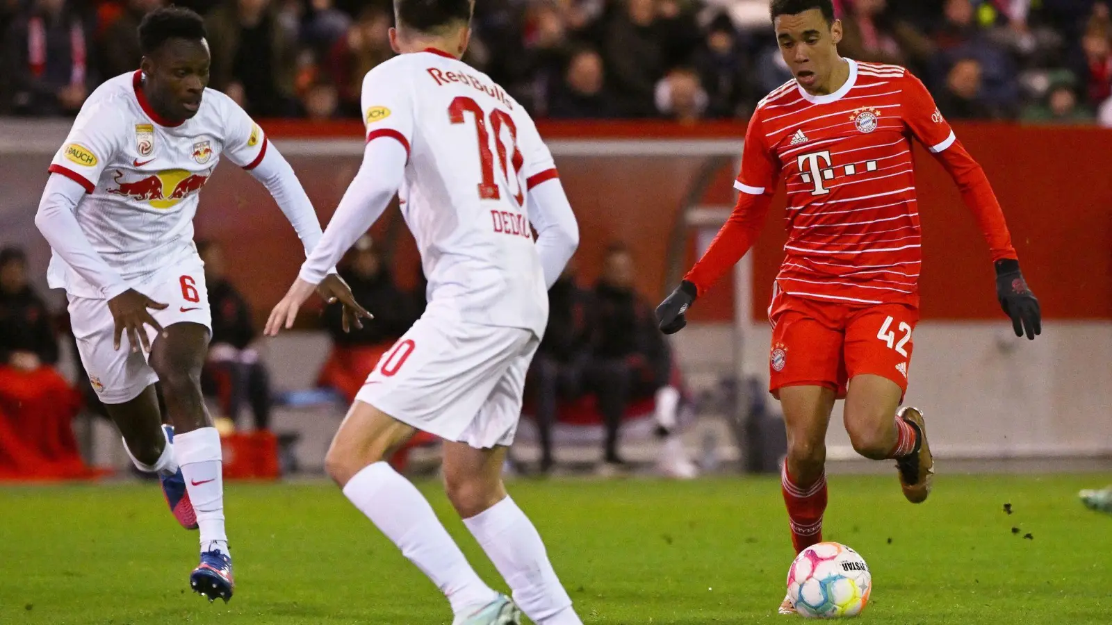 Sie spielen wieder gegeneinander: Der FC Bayern von Musiala (r) und RB Salzburg. (Foto: Angelika Warmuth/dpa)