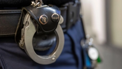 Der 35-Jährige sitzt inzwischen in Untersuchungshaft. (Symbolbild) (Foto: Peter Kneffel/dpa)