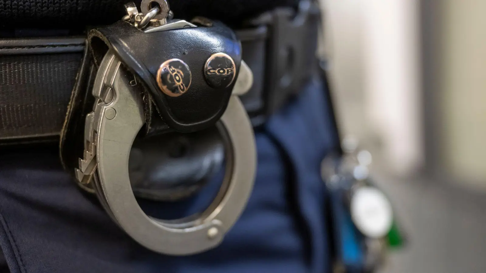 Der 35-Jährige sitzt inzwischen in Untersuchungshaft. (Symbolbild) (Foto: Peter Kneffel/dpa)
