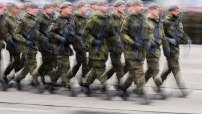 Rund 200.000 junge Leute sind schon aufgefordert worden, den Fragebogen zum Wehrdienst auszufüllen. (Archivfoto) (Foto: Julian Stratenschulte/dpa)