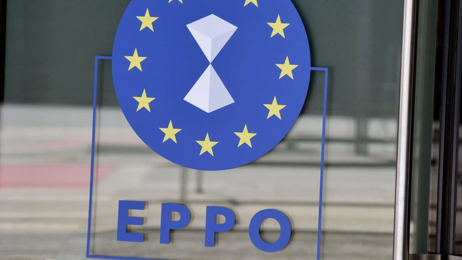 Die Europäischen Staatsanwaltschaft (EPPO) teilte mit, die Immunität mehrerer Verdächtiger sei vor den Durchsuchungen aufgehoben worden. (Symbolbild) (Foto: Horst Galuschka/dpa)