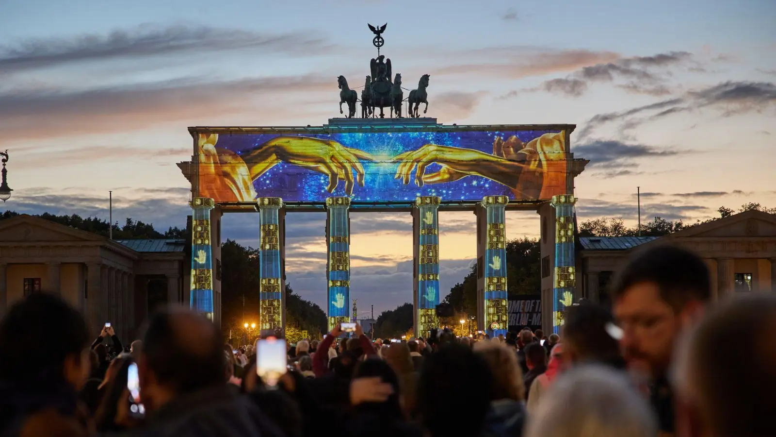 Beim „Festival of Lights“ erstrahlt das Brandenburger Tor in bunten Farben. (Foto: Joerg Carstensen/dpa)