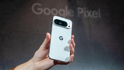 Das Pixel 10 wurde kurz vor dem erwarteten Debüt neuer iPhones vorgestellt. (Foto: Andrej Sokolow/dpa)