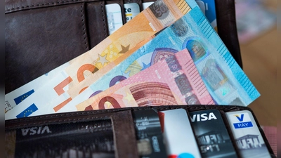 Banknoten und Bankkarten liegen in einer Geldbörse. (Foto: Monika Skolimowska/zb/dpa/Symbolbild)