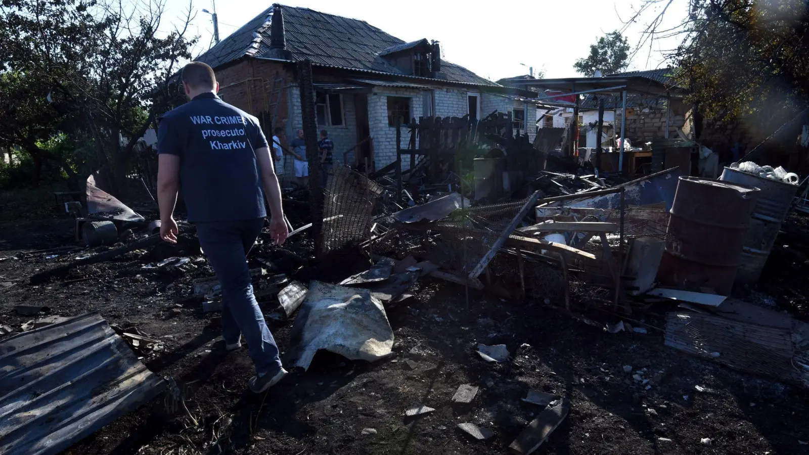 Ein Ermittler auf einem Grundstück in Charkiw, das bei Kämpfen verwüstet wurde. (Foto: Carol Guzy/ZUMA/dpa)
