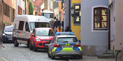 Ein 66-Jähriger wurde in der Nacht auf Mittwoch in der Ansbacher Büttenstraße nahe des dortigen italienischen Restaurants gewaltsam aus dem Schlaf gerissen und schwer verletzt. Hier ist ein Archivfoto von einem früheren Einsatz in dieser Straße zu sehen. (Archivbild: Jim Albright)