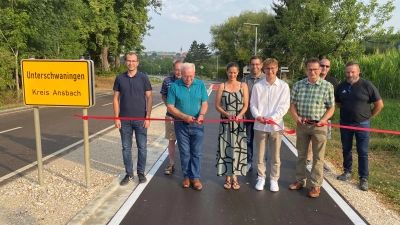 Durchtrennten das Band (von links): Johannes Käser von der bauausführenden Firma, Barbara Grabner vom Planungsbüro, Landrat Marco Meier und Bürgermeister Markus Bauer. Dahinter (von rechts): Stefan Babel, Landratsamt Ansbach, Gemeinderat Mario Zitzke, Bernd Friedrich (Firma), Willi Heller vom Planungsbüro und zweiter Bürgermeister Michael Wüst. (Foto: Walter Oberhäußer)