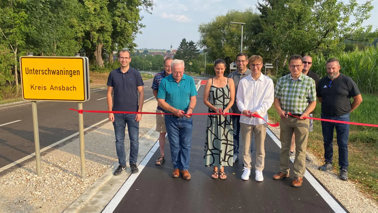 Durchtrennten das Band (von links): Johannes Käser von der bauausführenden Firma, Barbara Grabner vom Planungsbüro, Landrat Marco Meier und Bürgermeister Markus Bauer. Dahinter (von rechts): Stefan Babel, Landratsamt Ansbach, Gemeinderat Mario Zitzke, Bernd Friedrich (Firma), Willi Heller vom Planungsbüro und zweiter Bürgermeister Michael Wüst. (Foto: Walter Oberhäußer)