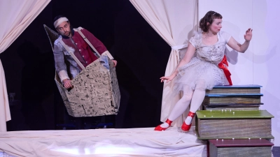 Erleben allerlei Abenteuer: der Zinnsoldat (Leonard Graeber) und die Papiertänzerin (Luise Pahlke). (Foto: Ludwig Olah)