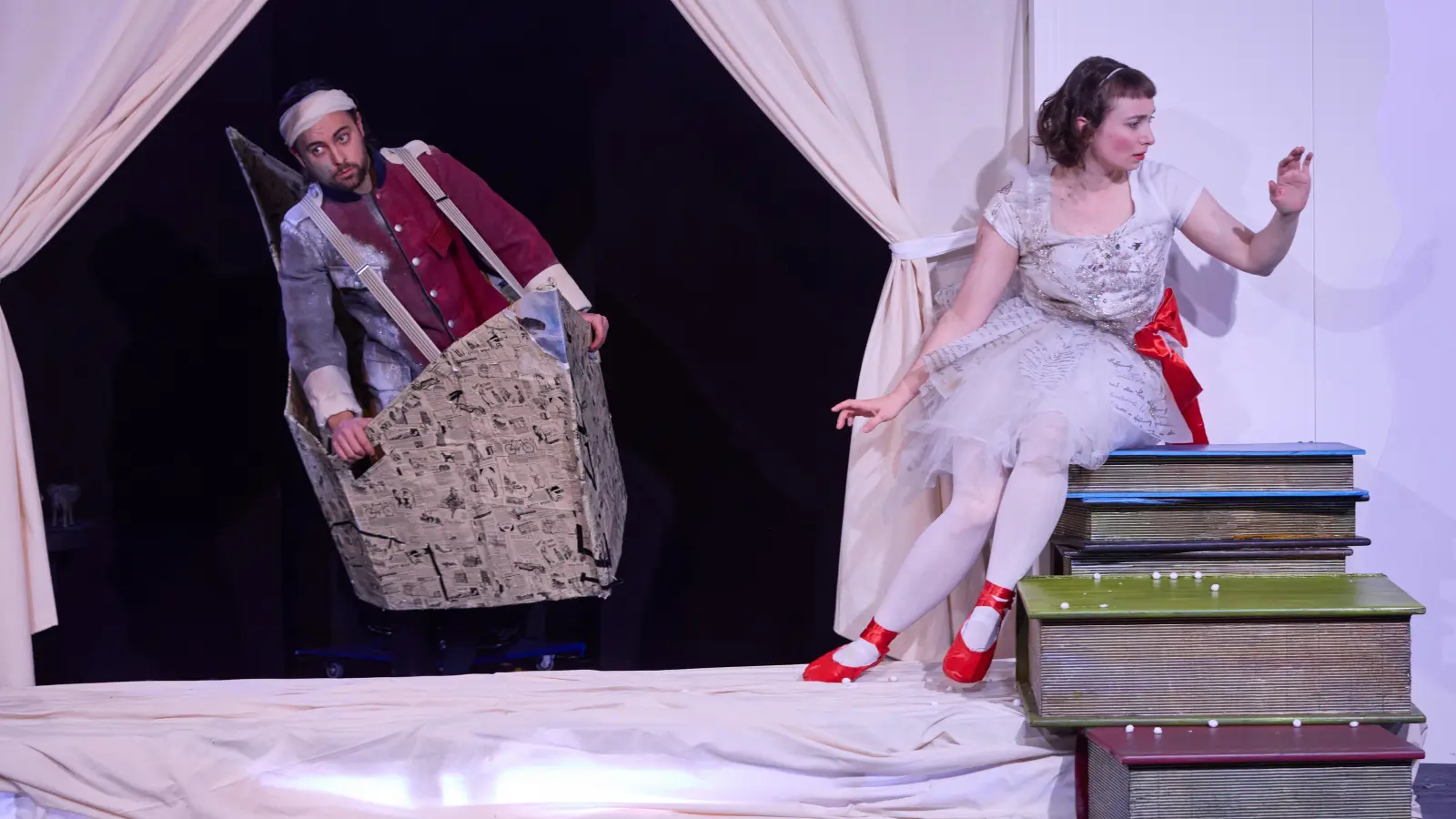 Erleben allerlei Abenteuer: der Zinnsoldat (Leonard Graeber) und die Papiertänzerin (Luise Pahlke). (Foto: Ludwig Olah)