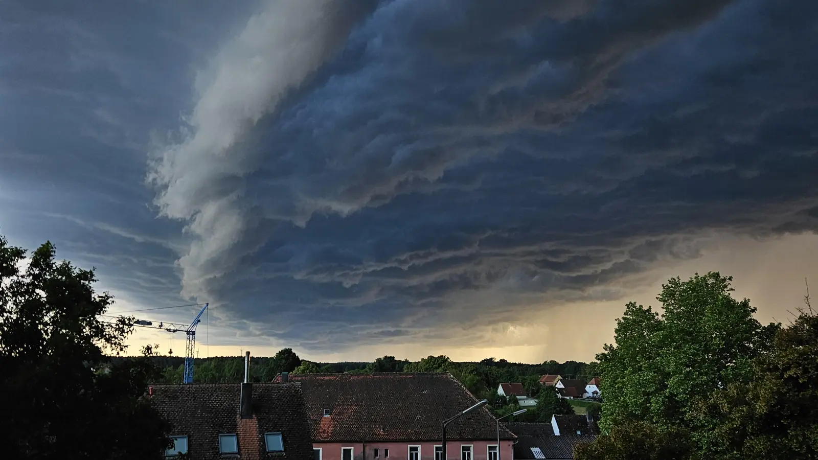Über Wieseth im Landkreis Ansbach bildete sich diese bedrohlich anmutende Gewitterzelle. (Foto: Wolfgang Grebenhof)