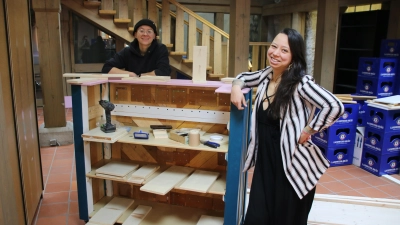 Anja Alt (rechts) und Laura Reck gestalten den Pop-Up-Store nach ihrer Vision um. Am 3. März soll es wieder losgehen. (Foto: Stefan Neidl)