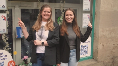 Sie stellten das neue ganzjährige Programm der Ansbacher Volkshochschule auf die Beine (von links): Die langjährige Leiterin Sandra Anjoka und die neue Programmbereichs-Leiterin Jana Wimmer vor dem VHS-Schaufenster am Martin-Luther-Platz. (Foto: Winfried Vennemann)