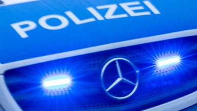 Polizisten nahmen den Mann später widerstandslos fest. (Symbolbild) (Foto: Jens Büttner/dpa)
