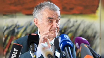 Nordrhein-Westfalens Innenminister Herbert Reul (CDU) sieht die Razzia als Erfolg.  (Foto: Christoph Reichwein/dpa)
