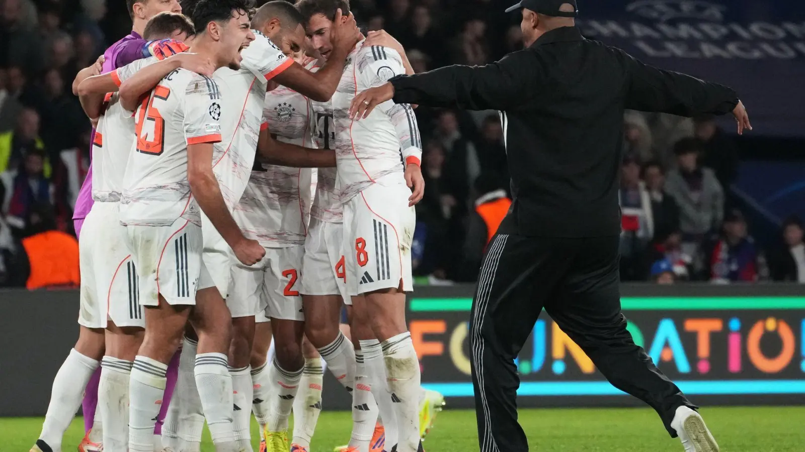 Vincent Kompany (r) stürmt nach dem Schlusspfiff auf den Rasen, um mit seinen Spielern im Kreis zu jubeln. (Foto: Thibault Camus/AP/dpa)