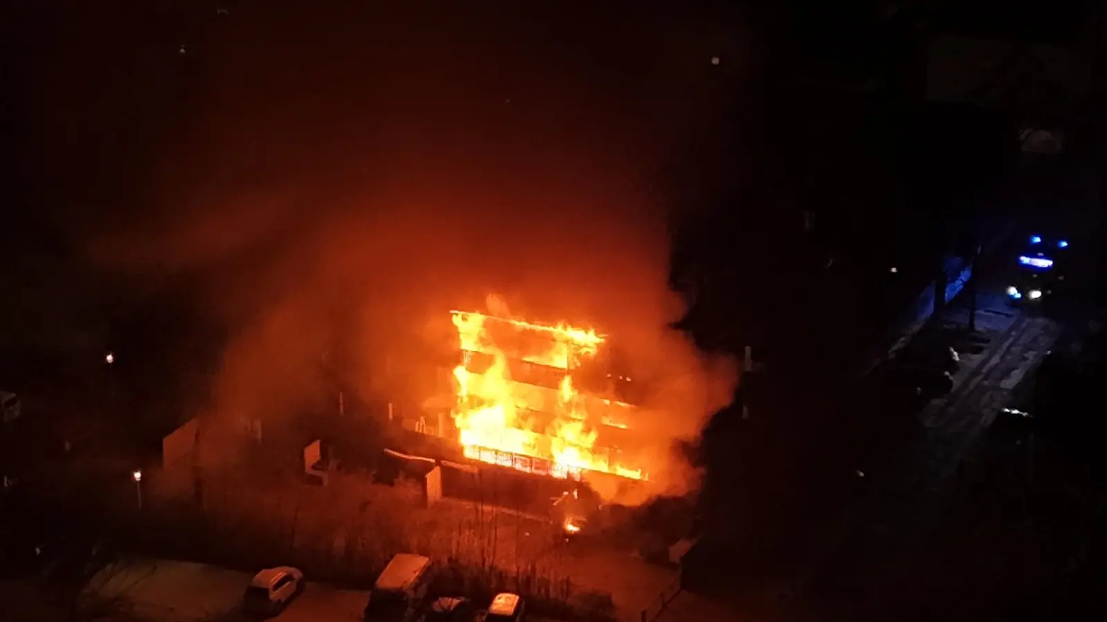 Die Fassade des Gebäudes brannte lichterloh. (Foto: Michael Dimmling)