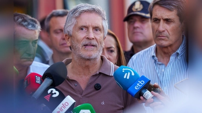 Spaniens Innenminister Fernando Grande-Marlaska (Mitte) hat Frontex um Hilfe bei der Registrierung Tausender Migranten in Spaniens Nordafrika-Exklave Ceuta gebeten. (Archivbild) (Foto: Francisco J. Olmo/EUROPA PRESS/dpa)