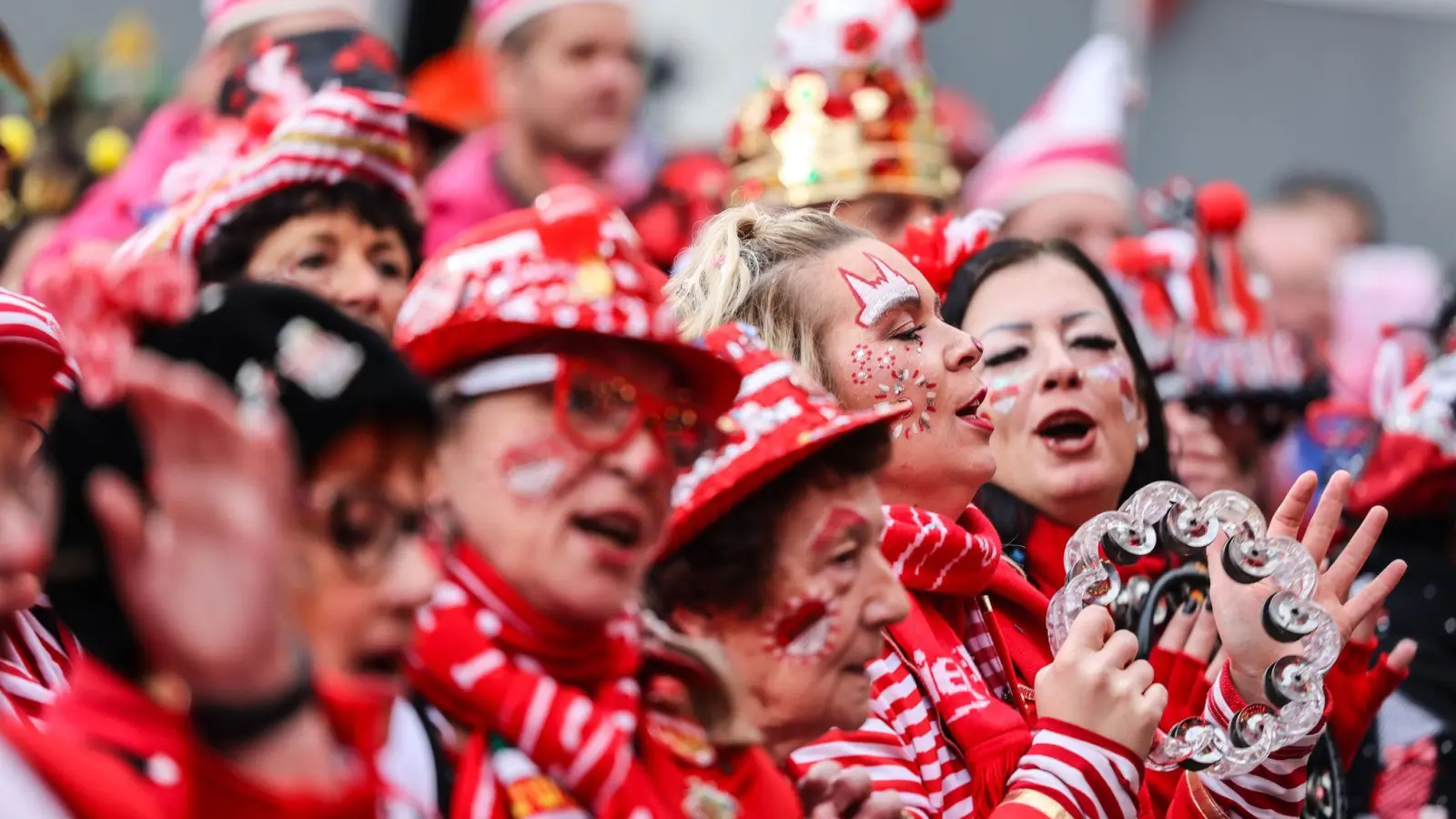 Besonders groß wird der Karnevalsauftakt traditionell in Köln gefeiert. (Archivbild) (Foto: Oliver Berg/dpa)