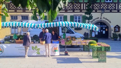 Freitags ist Wochenmarkt vor dem Klosterverwalterhaus. Eine Maßnahme zur Belebung der Innenstadt, die das Citymanagement angestoßen hat, so Stadträtin Gabi Schaaf. (Foto: Eckard Dürr)