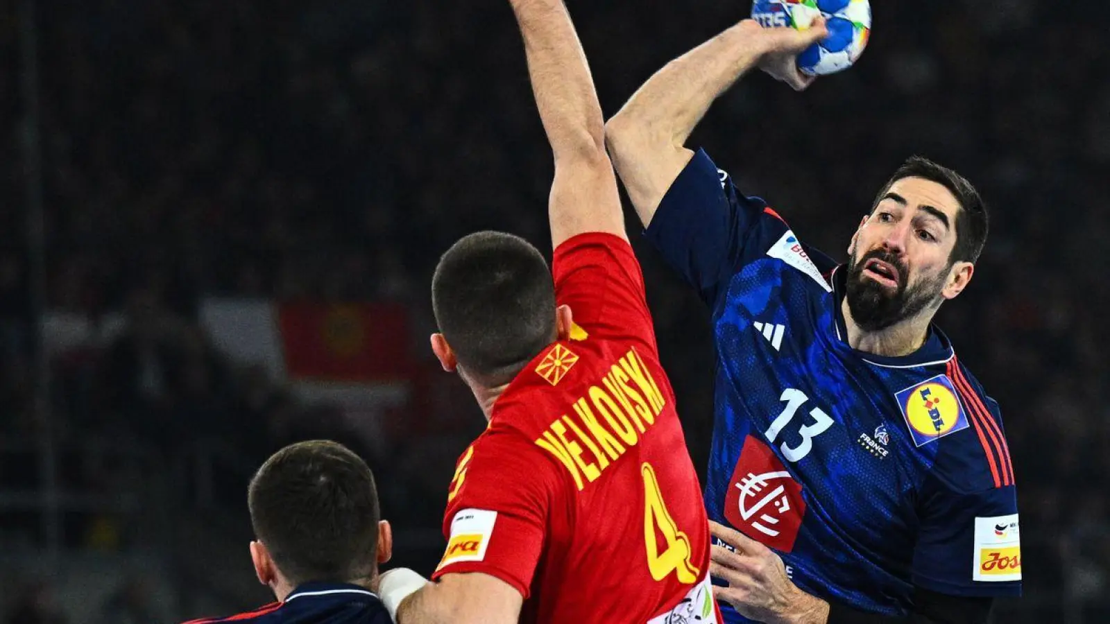 Die Franzosen um Nikola Karabatic (r) setzten sich zum Auftakt der EM gegen Nordmazedonien durch. (Foto: Tom Weller/dpa)