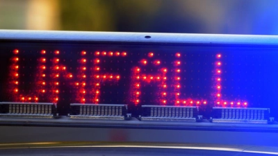 Nach einem Unfall ist die B4 im Kreis Coburg in beide Richtungen gesperrt. (Symbolbild) (Foto: Stefan Puchner/dpa)