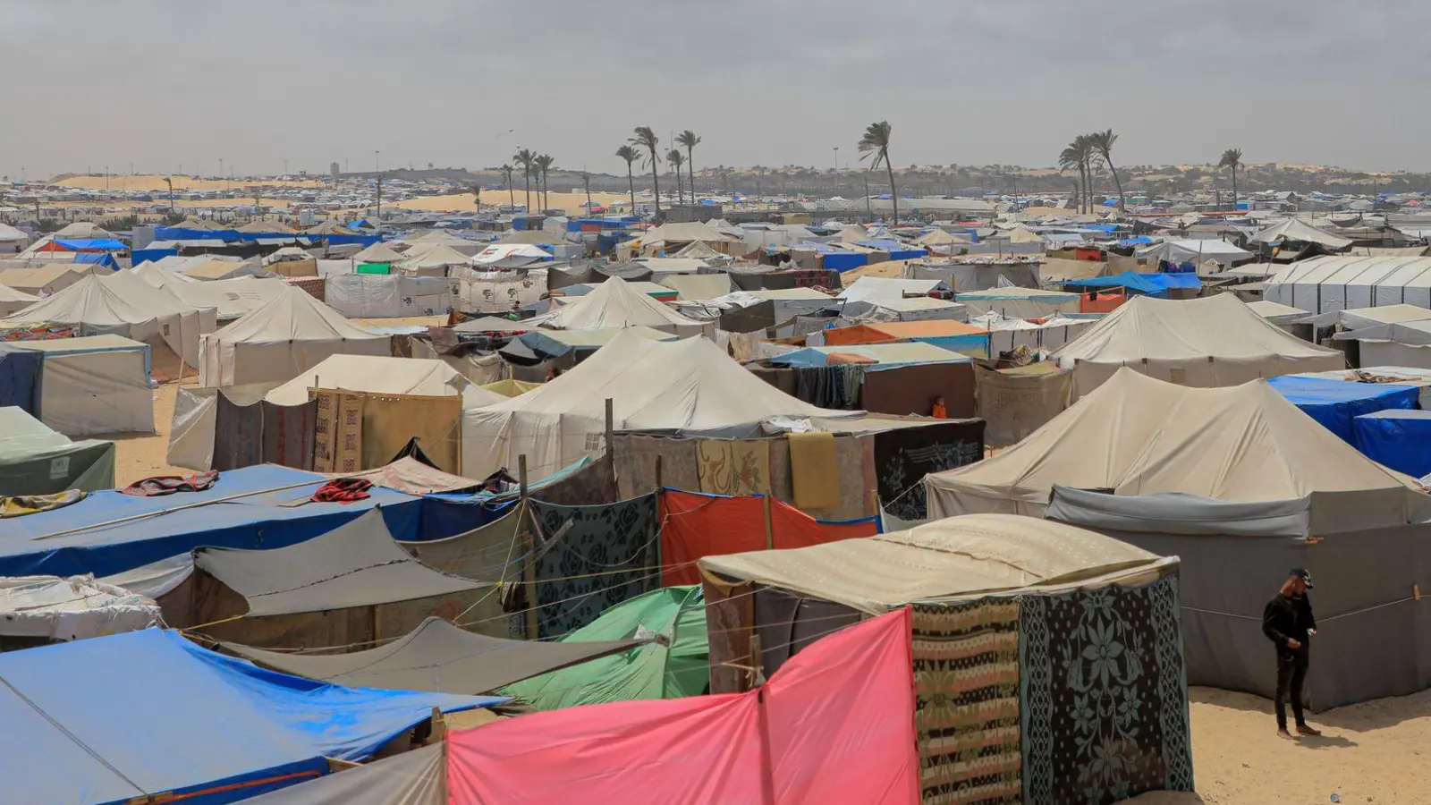 Nach Beginn der Kämpfe im Oktober flohen Hunderttausende in den Süden des Gazastreifens. So entstand in der Stadt Rafah in den vergangen Monaten ein riesiges Zeltlager. (Foto: Rizek Abdeljawad/XinHua/dpa)