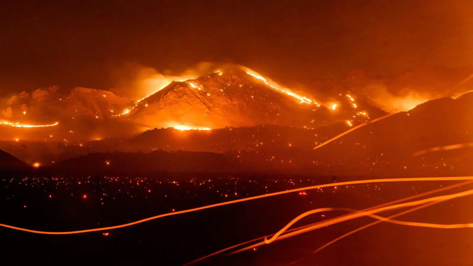 Zehntausende Hektar hat das Feuer zwischen Kalifornien und Nevada bereits erfasst.  (Foto: Noah Berger/AP/dpa)