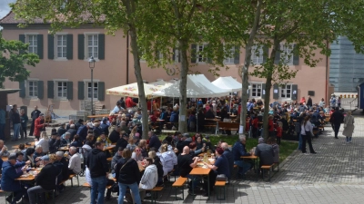 Überraschend viele Sonnenstunden konnten die über 400 Besucherinnen und Besucher beim Schlossfest des 1. Europa Musikzugs genießen. (Foto: Yvonne Neckermann)