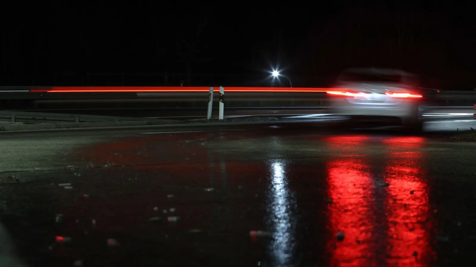 Fünf Fahrzeuge sind auf der A20 durch die glatte Straße verunfallt. (Symbolbild) (Foto: Karl-Josef Hildenbrand/dpa)
