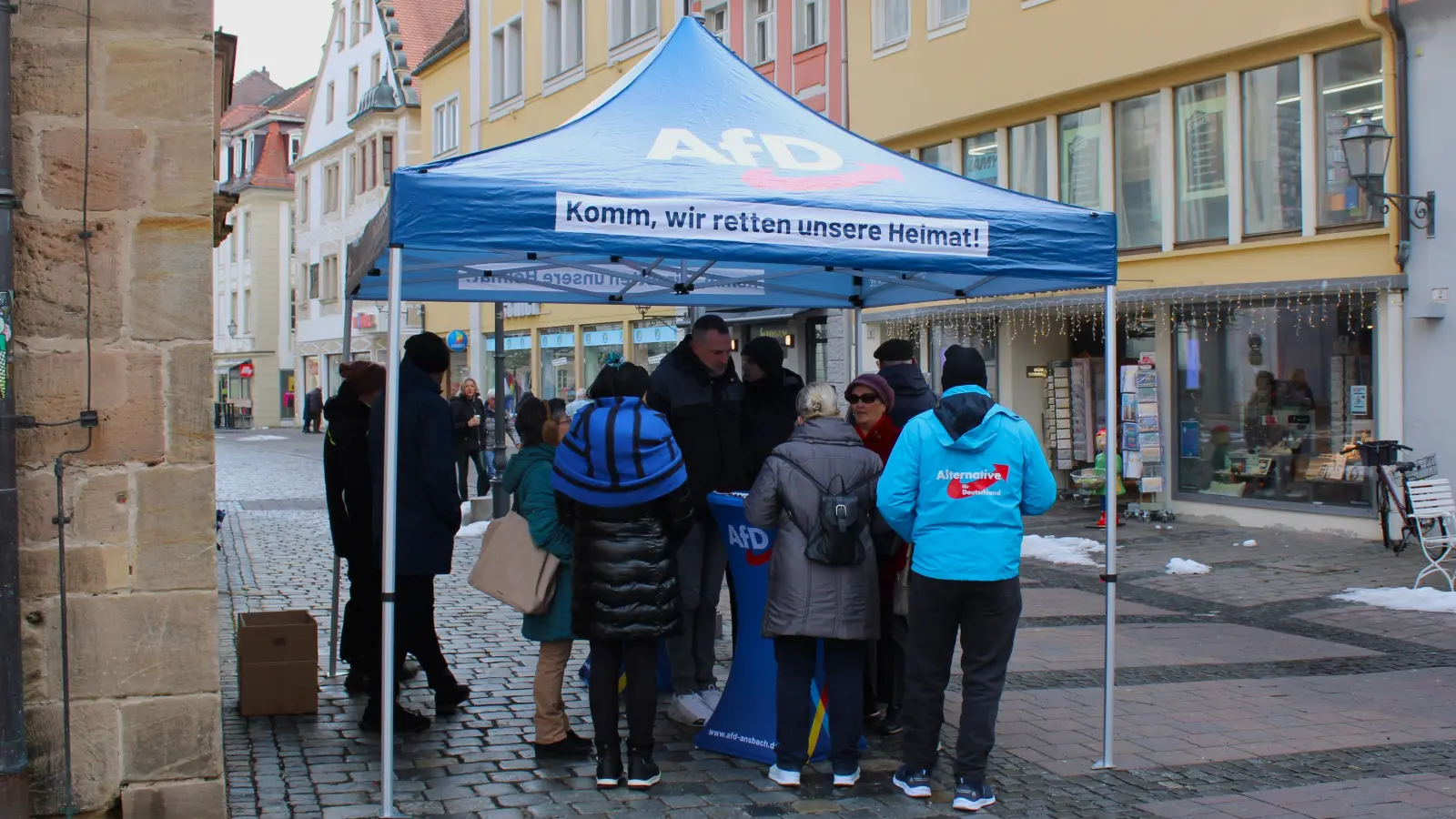 Dieser AfD-Infostand in der Ansbacher Innenstadt lief ohne Zwischenfälle ab. AfD-Stadtratskandidat Wolfgang Nabers nahm „kaum kritische Stimmen” wahr. (Foto: Constantin Prosch)