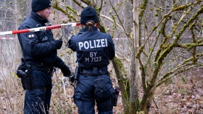 Die Polizei sucht nach der Identität einer in einem Wald bei Neuried gefundenen Toten. (Foto: Sven Hoppe/dpa)