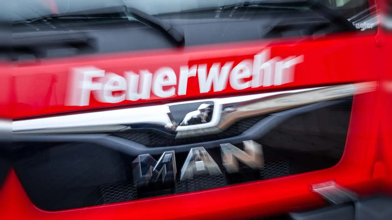 Bei einem Brand in einem Mehrfamilienhaus im Landkreis Bamberg ist ein 64-Jähriger schwer verletzt worden. (Symbolbild) (Foto: Jens Büttner/dpa)