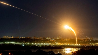 Nahezu täglich werden Ziele in der Ukraine mit russischen Kampfdrohnen angegriffen. (Archivbild) (Foto: Evgeniy Maloletka/AP)