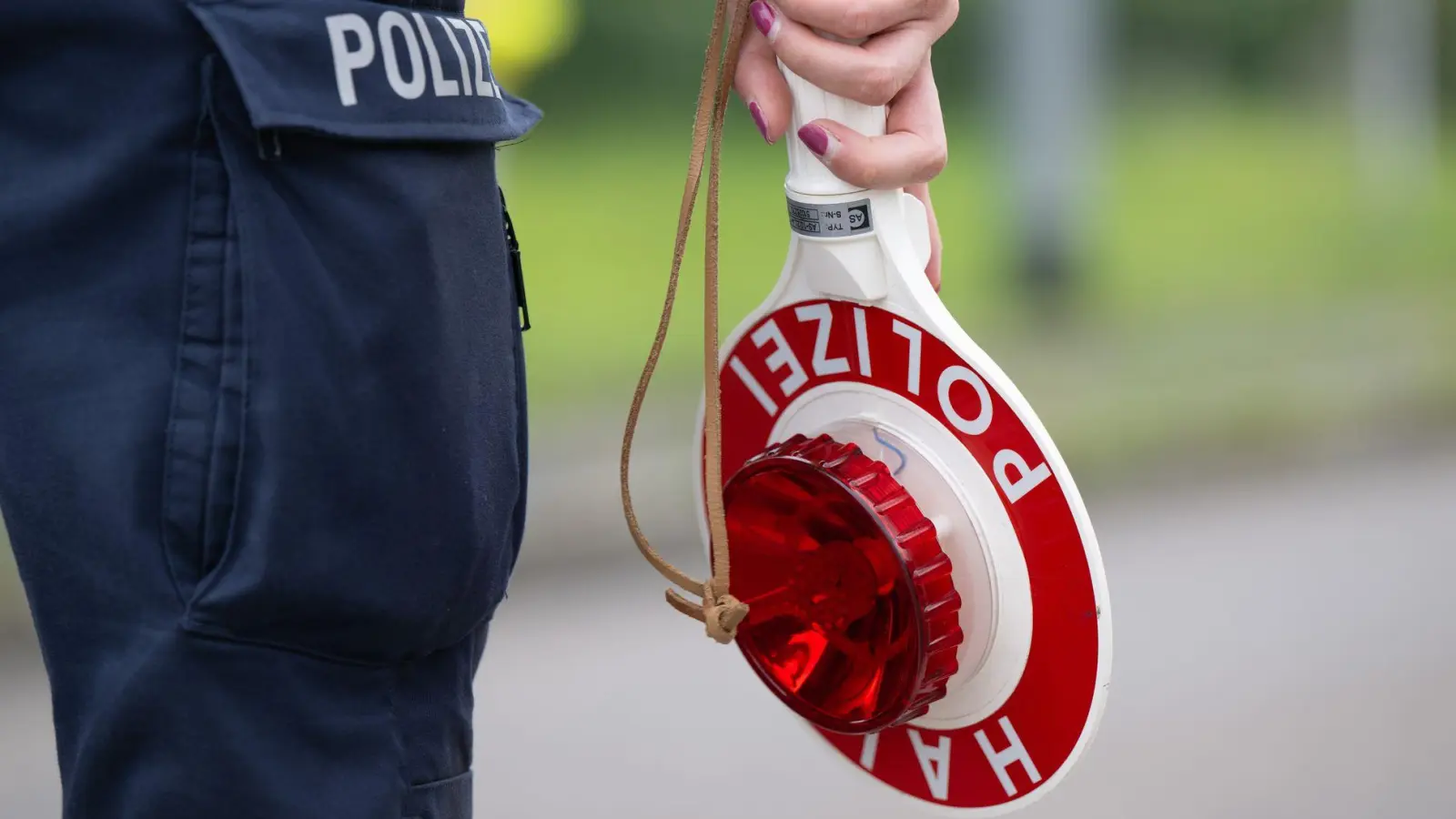 Bis Silvester ist es noch etwas hin - doch Bundespolizisten haben bereits ein Paket mit illegalen Böllern entdeckt. (Archivbild) (Foto: Sebastian Kahnert/dpa)