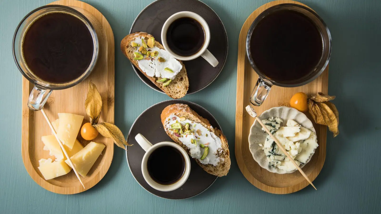 Klingt ungewöhnlich, aber passt: Zum Espresso oder Kaffee muss es nicht immer Süßes sein. Es passen etwa auch ein Le Gruyere, Ziegenfrisch- oder Blauschimmelkäse.  (Foto: Christin Klose/dpa-tmn)