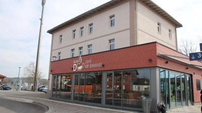 Dorfladen und Café im ehemaligen Bahnhofsgebäude in Dombühl sind heute beliebte Einkaufs- und Begegnungsstätten. Die Umgestaltung zeigt für Andrea Moser, was aus Leerständen werden kann. (Foto: Stefan Neidl)