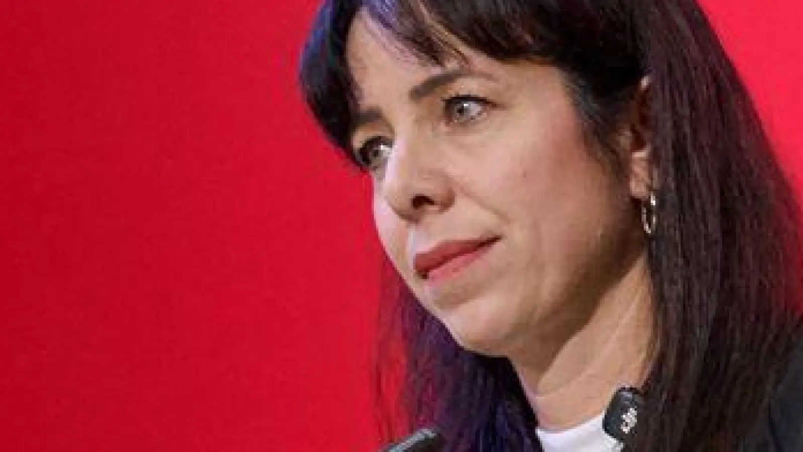 Die Spitzenkandidatin und Fraktionsvorsitzende der Berliner Linken, Elif Eralp, will neue Regierende Bürgermeisterin werden. (Archivbild)  (Foto: Sebastian Gollnow/dpa)
