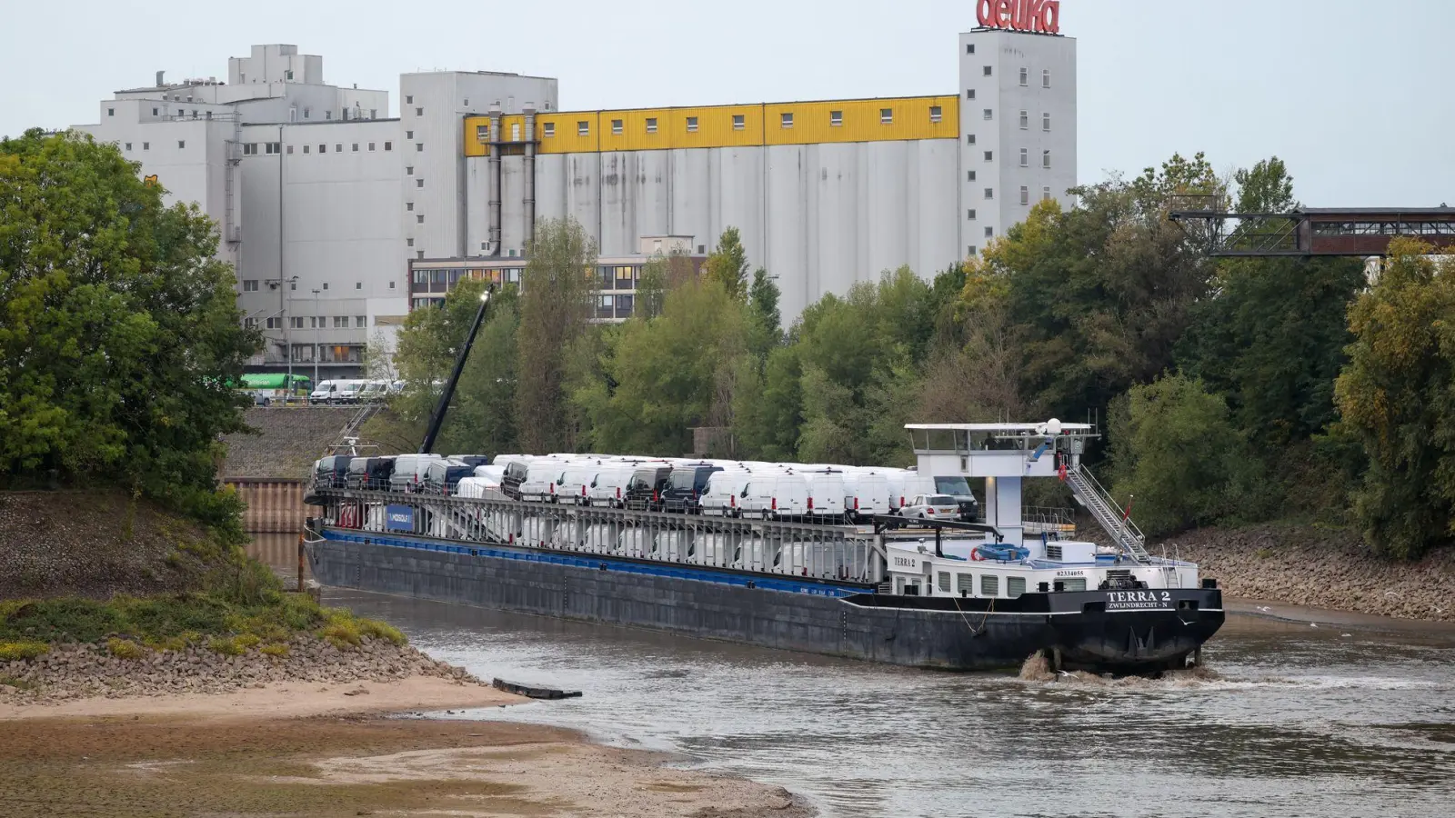 Viel Schiff, wenig Wasser: Dieses Frachtschiff hatte sich auf einer Sandbank im Düsseldorfer Hafen festgefahren.  (Foto: Christoph Reichwein/dpa)