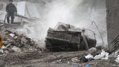 Bei russischen Angriffen mit Raketen und Drohnen werden im ukrainischen Hinterland regelmäßig auch Wohnviertel getroffen. (Archivbild) (Foto: -/Ukrinform/dpa)