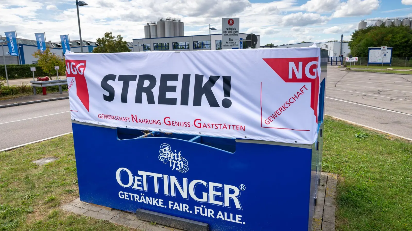 Über Monate befehdeten sich bei der Großbrauerei Oettinger Gewerkschaft NGG und Geschäftsführung. (Archivbild) (Foto: Peter Kneffel/dpa)