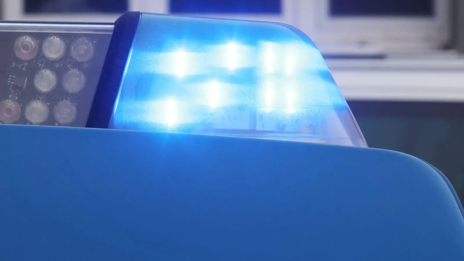 Nach dem Zusammenstoß mit einem Auto erlag der Mann seinen Verletzungen. (Symbolbild) (Foto: Bodo Schackow/dpa)