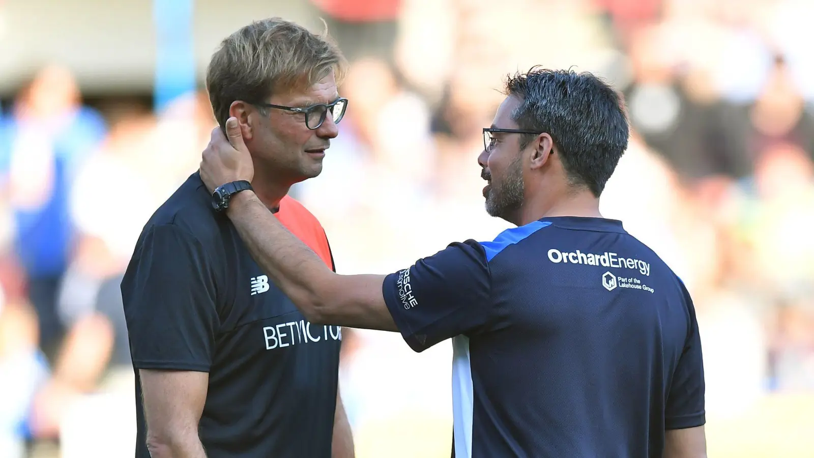 Der ehemalige Trainer des FC Liverpool, Jürgen Klopp (l) und der frühere Coach von Huddersfield Town, David Wagner, arbeiten mittlerweile zusammen, allerdings nicht mehr als Trainer.  (Foto: Dave Howarth/dpa)