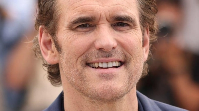 Matt Dillon reagiert überrascht auf Komplimente zu seinem Äußeren. (Archivbild) (Foto: Vianney Le Caer/Invision/AP/dpa)