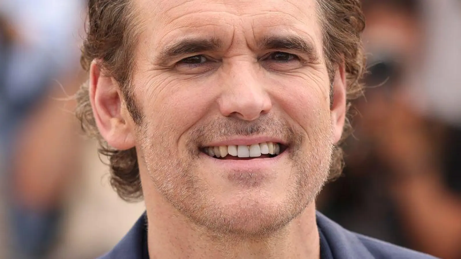Matt Dillon reagiert überrascht auf Komplimente zu seinem Äußeren. (Archivbild) (Foto: Vianney Le Caer/Invision/AP/dpa)